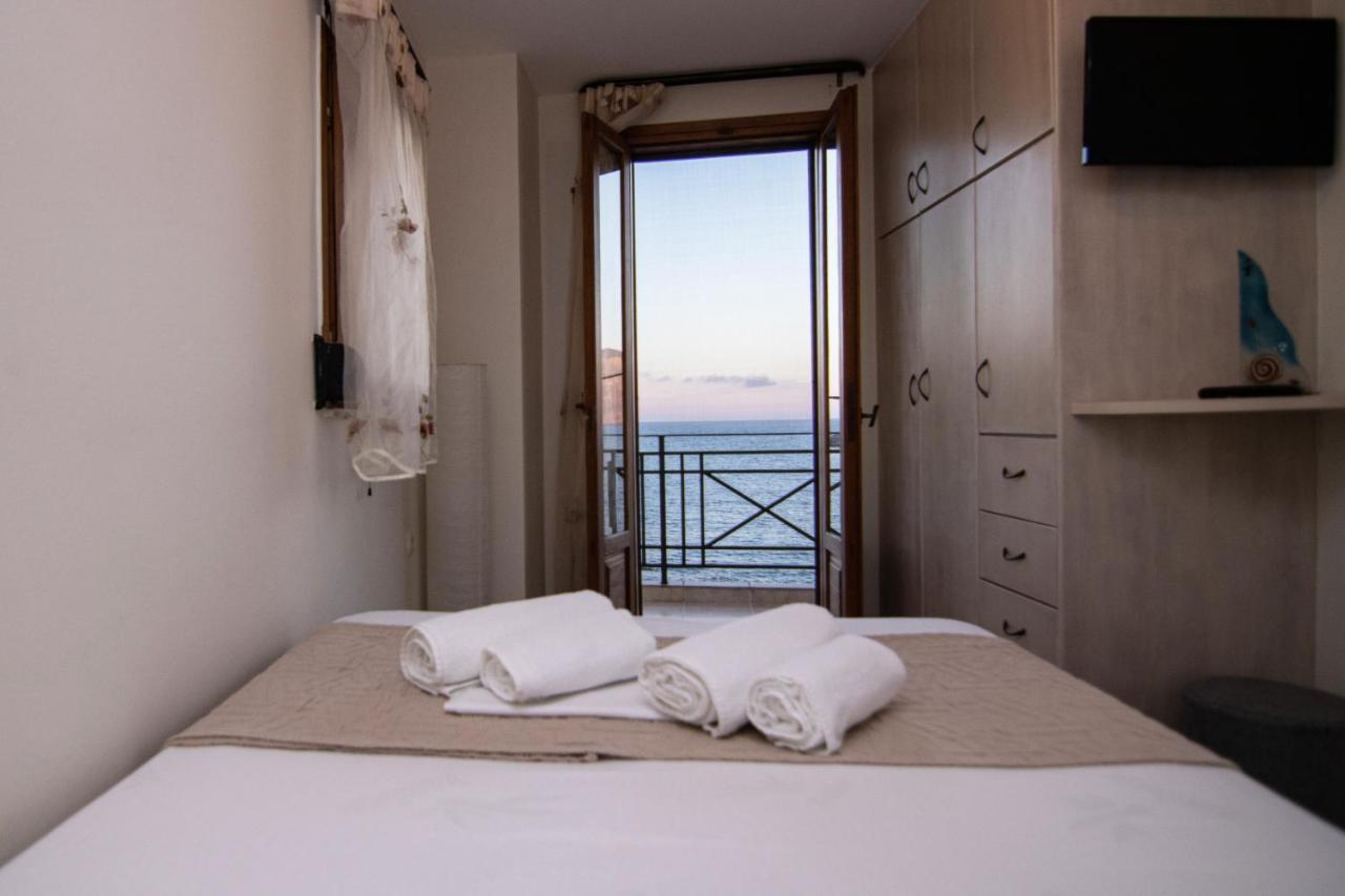 The Island House - Family Size Apt - Overlooking The Aegean - 3 Steps From The Beach Mókhlos Eksteriør bilde